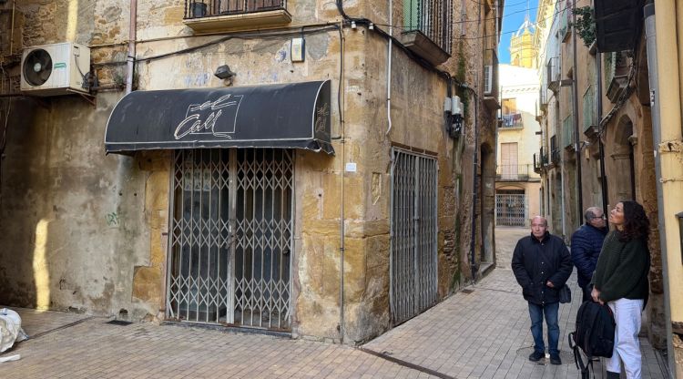 Veïns afectats davant de l'edifici de la Bisbal declarat en ruïnes. ACN