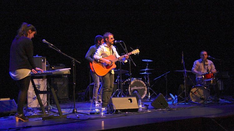 El grup 'Le Petit Ramon' ha estat un dels encarregats d'animar el Teatre Mundial de la Bisbal d'Empordà © ACN