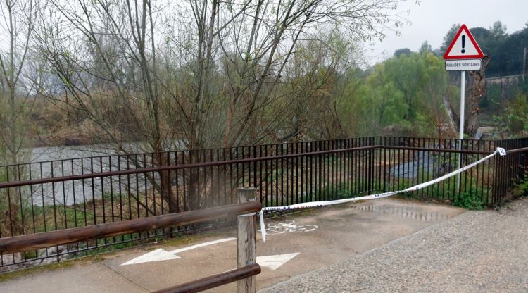 Accés al riu Ter tallat al barri de Pont Major de Girona. ACN