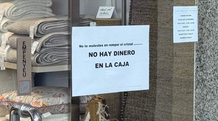 El cartell d'un establiment de Palamós adreçat als lladres. ACN
