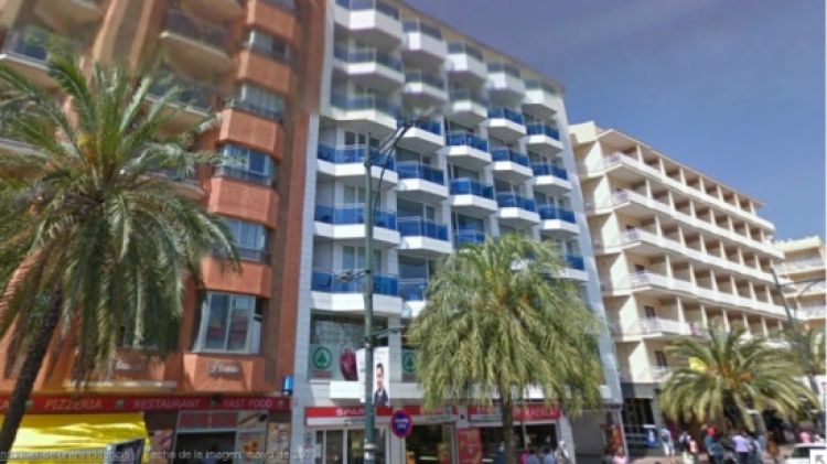 Els Apartaments Blau, al número 19 de l'avinguda Just Marlès de Lloret de Mar © ACN