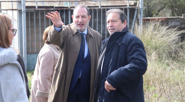 El conseller de Justícia, Ramon Espadaler, amb l'alcalde de Santa Coloma de Farners, Pep Prat. ACN