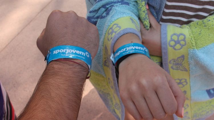 Dues polseres que els identifique els menors com a membres del viatge organitzat per Sport Jovem © ACN