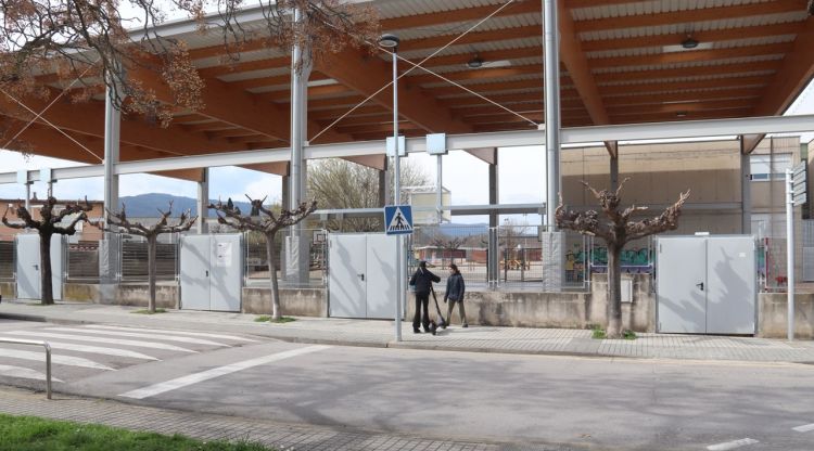 El pati de l'escola L'Entorn de Porqueres on s'ha produït l'explosió en un experiment. ACN