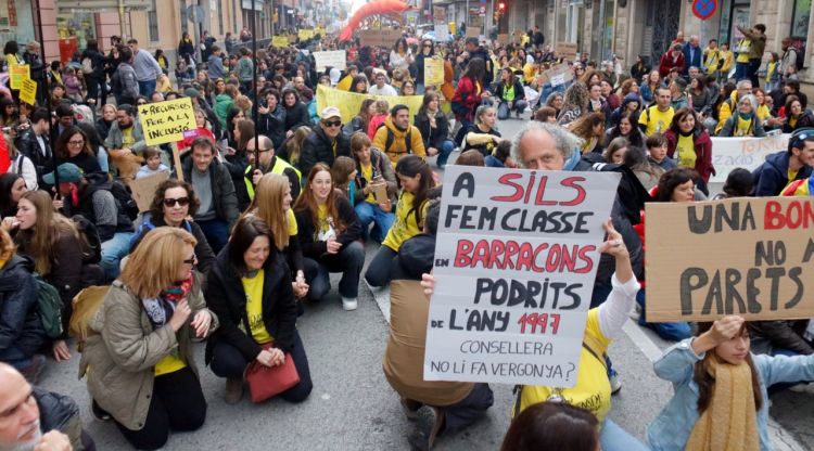 Els docents concentrats al carrer Barcelona. ACN