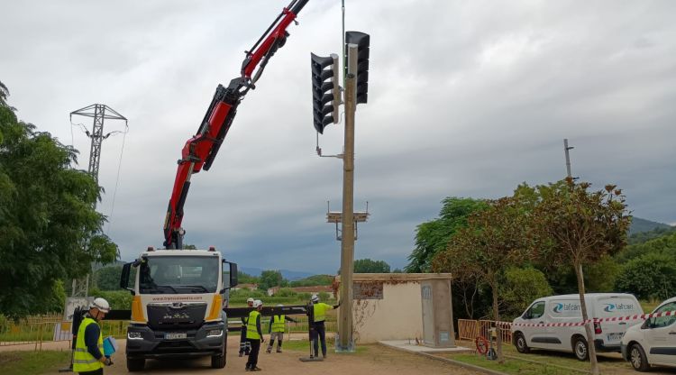 Col·locació d'una de les sirenes al terme municipal de Bescanó, el passat mes de juliol