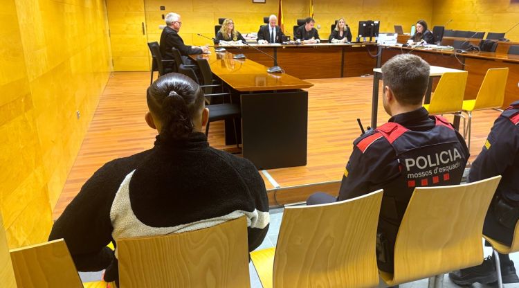 D'esquenes i custodiat pels Mossos, el condemnat per agredir sexualment una dona a Blanes. ACN