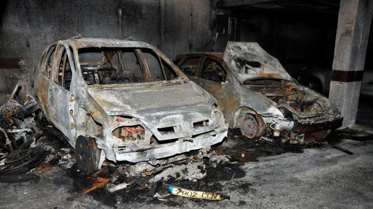 L'incendi a l'aparcament del bloc de pisos de Llagostera ha calcinat dos cotxes i una moto © ACN