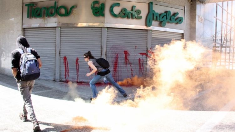 Pintura i bombes de fum contra un centre comercial de Girona © ACN