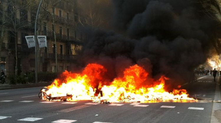 Contenidors cremant al centre de Barcelona © Maria Vergés
