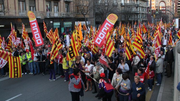 La manifestació ha tallat la circulació de l'avinguda Jaume I © ACN