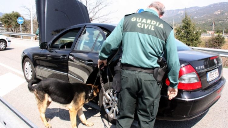 La Guàrdia Civil atura vehicles a la Jonquera i rastreja minuciosament per detectar si transporten droga oculta © ACN