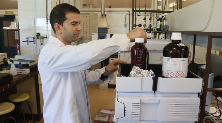 L'investigador de la UdG, Quim Tarrés, calcula el pes molecular d'una nanofibra vegetal amb el nou equip. ACN