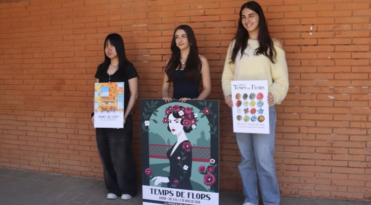 Els tres cartells finalistes de la 71a edició de Temps de Flors amb les seves autores. ACN