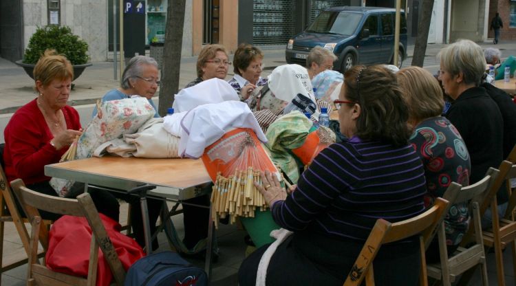 Membres de l'Associació de Puntaires de les comarques de Girona (arxiu)