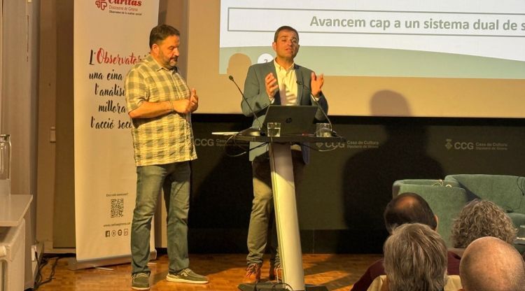 El responsable d'anàlisis social de Càritas a Girona, Caye Gómez, exposant les dades de l'informe Foessa. ACN