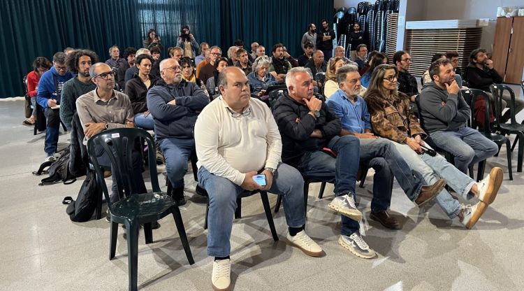 Públic escoltant les ponències de la jornada de ramaders per parlar del llop. ACN