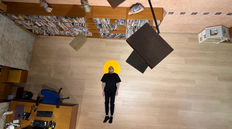 Tooni Jodar en un moment de la seva actuació a la Marià Vayreda. ACN