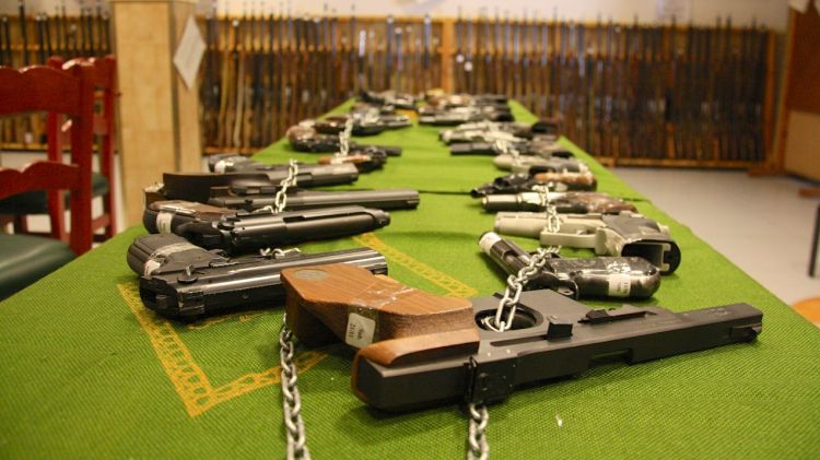 Algunes de les armes que es van treure a subhasta al novembre passat a la Guàrdia Civil de Girona © ACN