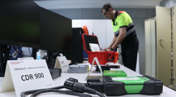 Diferents models de caixes negres que els Mossos utilitzen en les seves investigacions. ACN