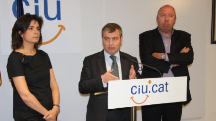 El diputat Jordi Xuclà, acompanyat de la diputada Montse Surroca i el senador Joan Bagué © ACN