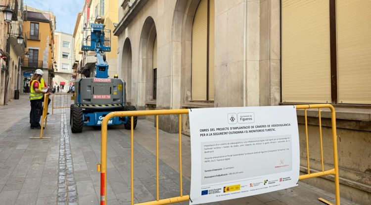 Els operaris, treballant aquest matí al carrer Besalú