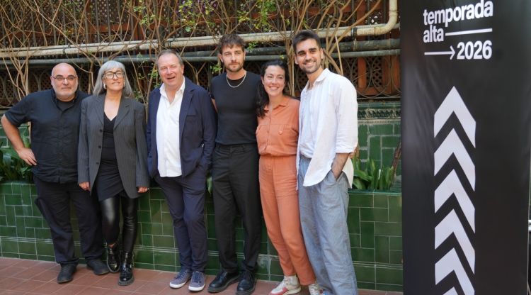 Els responsables del Temporada Alta i els actors Agnes Mateus, Quim Tarrida, Maria Jover i Gerard Franch. ACN