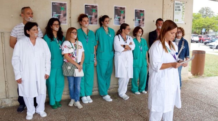 Concentració d'infermeres davant l'hospital Santa Caterina de Salt. ACN