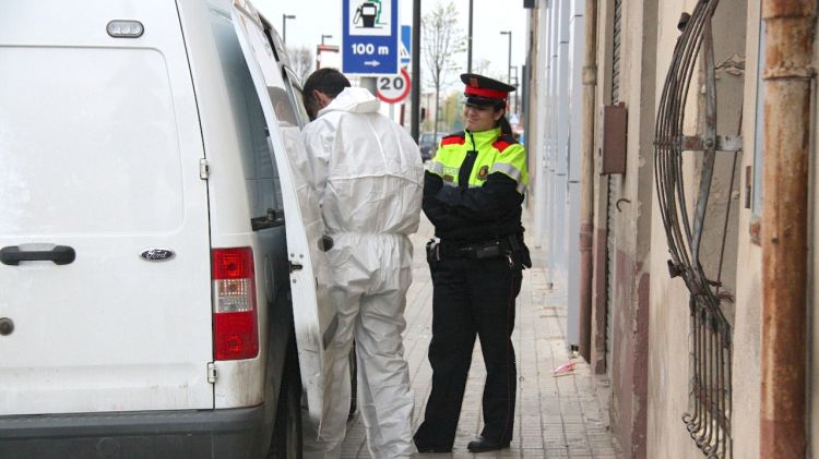 Els Mossos d'Esquadra han estat aquest matí a la casa de l'home mort recollint proves © ACN