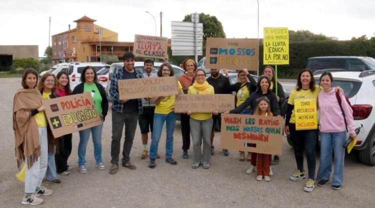 Docents abans de sortir en marxa lenta cap a Girona des de Verges. ACN