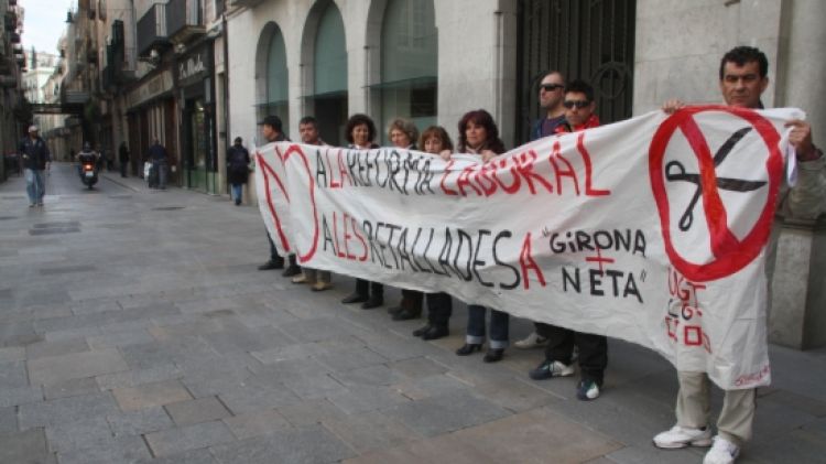 Treballadors de Girona + Neta s'han concentrat aquest dijous davant de l'Ajuntament de Girona © ACN