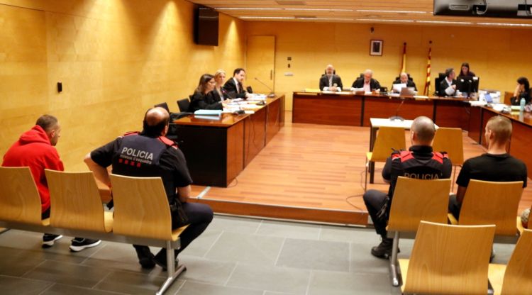Els acusats, asseguts a banda i banda. ACN