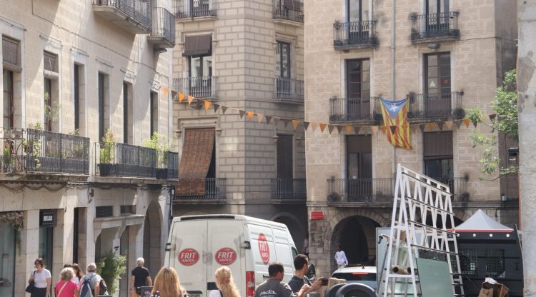 Unes banderoles creuen la plaça del Vi de Girona pel rodatge de la sèrie 'Tomb Raider'. ACN