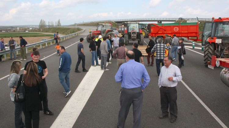 Mig centenar de pagesos van tallar el passat mes d'abril la C-31 a Torroella de Fluvià (arxiu)