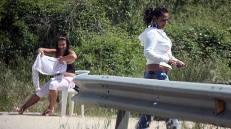 Dues prostitutes parant al peu d'una de les carreteres de les comarques gironines © ACN