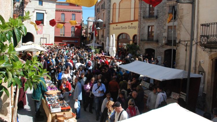 Centenars de persones s'han apropat fins a Calonge per visitar el mercat medieval de la població © ACN