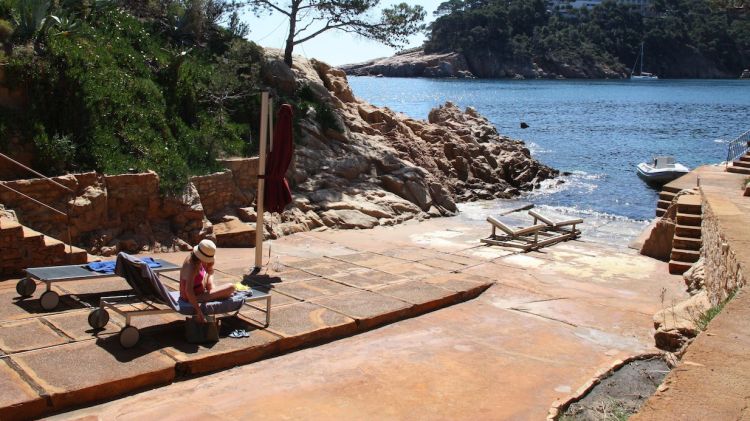 Turistes en un hotel de Begur © ACN