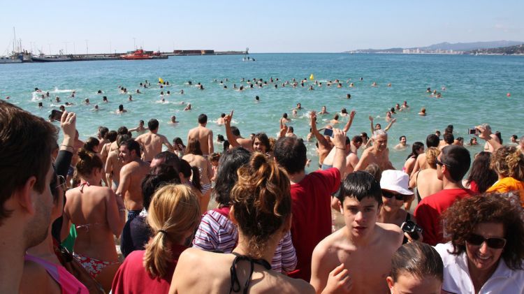 Unes 800 persones han iniciat la temporada de platja a Palamós © ACN