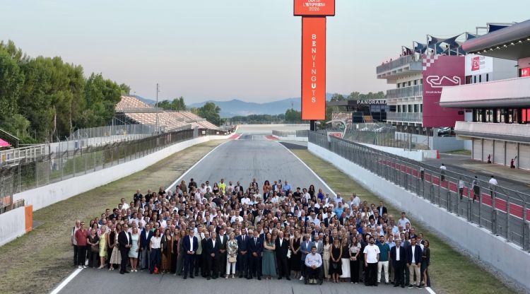 Imatge dels participants en l’acte institucional del Dia de l’Empresa, que va tenir lloc dijous passat a les instal·lacions del Circuit de Catalunya. Departament d’Empresa i Treball