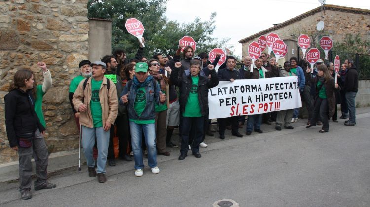 Una quarantena de persones s'han concentrat davant la casa d'en Pere Crosa per evitar el desnonament © ACN