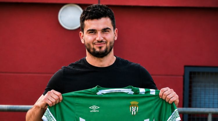 Arnau Liesa, amb la samarreta del club que entrenarà la propera temporada. CF Peralada
