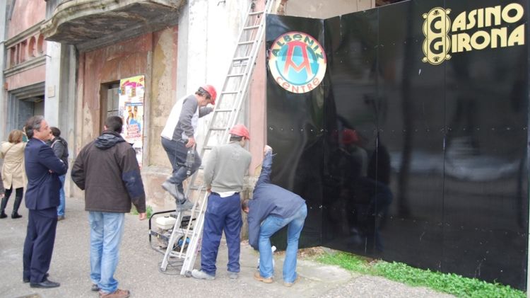 Amb la corresponent autorització judicial, aquest matí s'ha accedit a la finca de l'antic bingo © ACN
