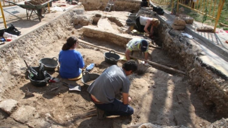 La zona de la plaça del monestir de Sant Esteve de Banyoles on s'ha fet l'excavació © ACN