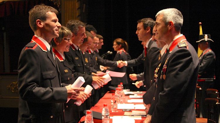 Un instant durant l'entrega de les felicitacions a la festa de les Esquadres al Teatre Municipal de Girona © ACN