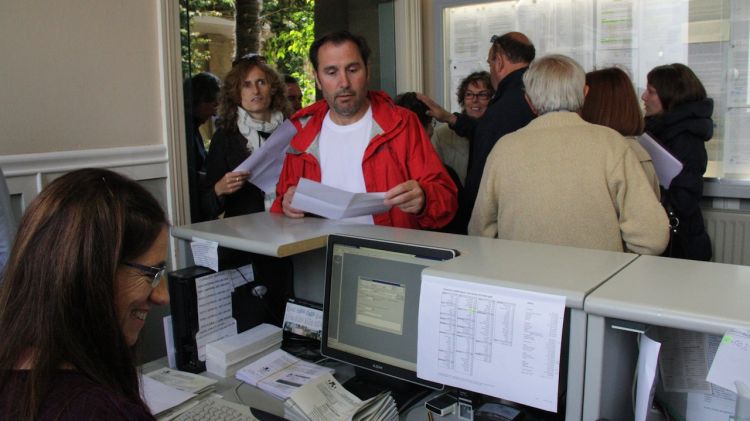 Un ciutadà de Palafrugell registrant una instància al consistori perquè es retiri la bandera espanyola © ACN