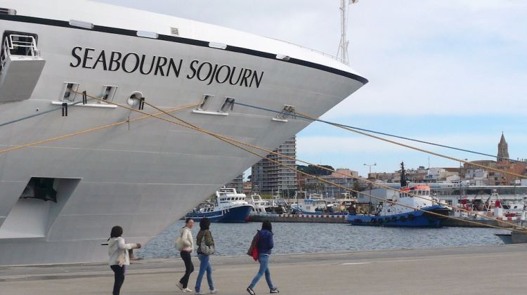 El creuer 'Seabourn Sojourn' al port de Palamós © ACN