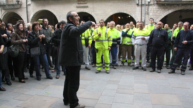Un moment de la protesta que els treballadors de l'Ajuntament de Girona han fet davant del consistori © ACN