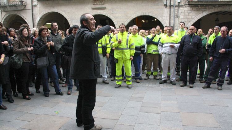 Un moment de la protesta que els treballadors de l'Ajuntament de Girona han fet davant del consistori © ACN