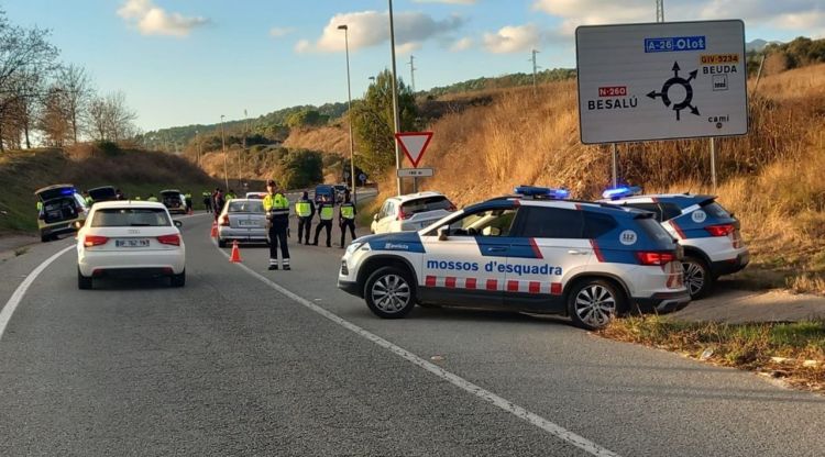 Un control en un dels accessos de Besalú