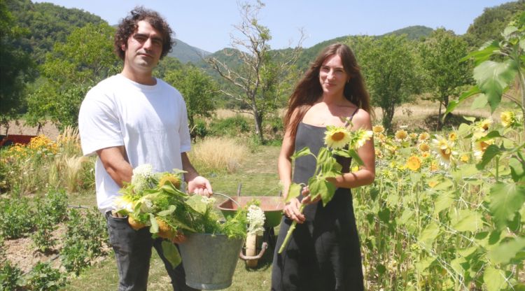 Imanol Salvador i Lorea Palacios a la finca on cultiven flors. ACN